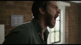 Andrew Garfield es Hank.