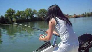 Смотреть онлайн Девушка на рыбалке ловит сома