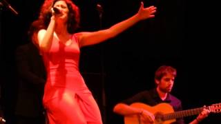 Elena Gadel cantando "Viajar sin equipaje" en Luz de Gas