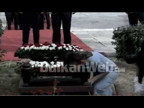 21 vjet nga vrasja e Azem Hajdarit, deputetët homazhe, Rudina puth varrin e të atit