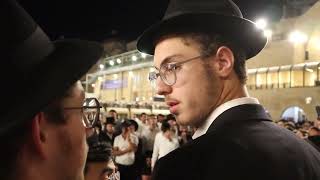 ליל תשעה באב בכותל המערבי: שירת רבים יחד: "כל העולם כולו גשר צר מאוד והכלל והעיקר שלא יתפחד כלל"...