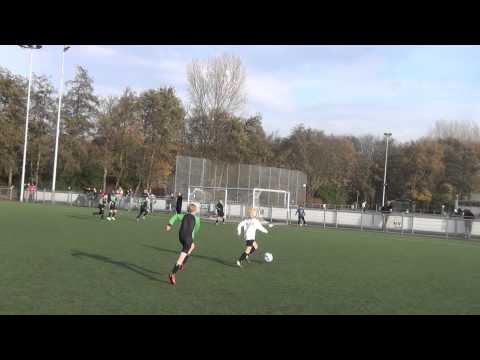 Voorzet van Mendel op Dino bij Die Haghe E4- Duno E6 (uitslag 3-3)