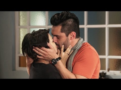 Agustín y Elena se escapan de la fiesta y se besan en secreto