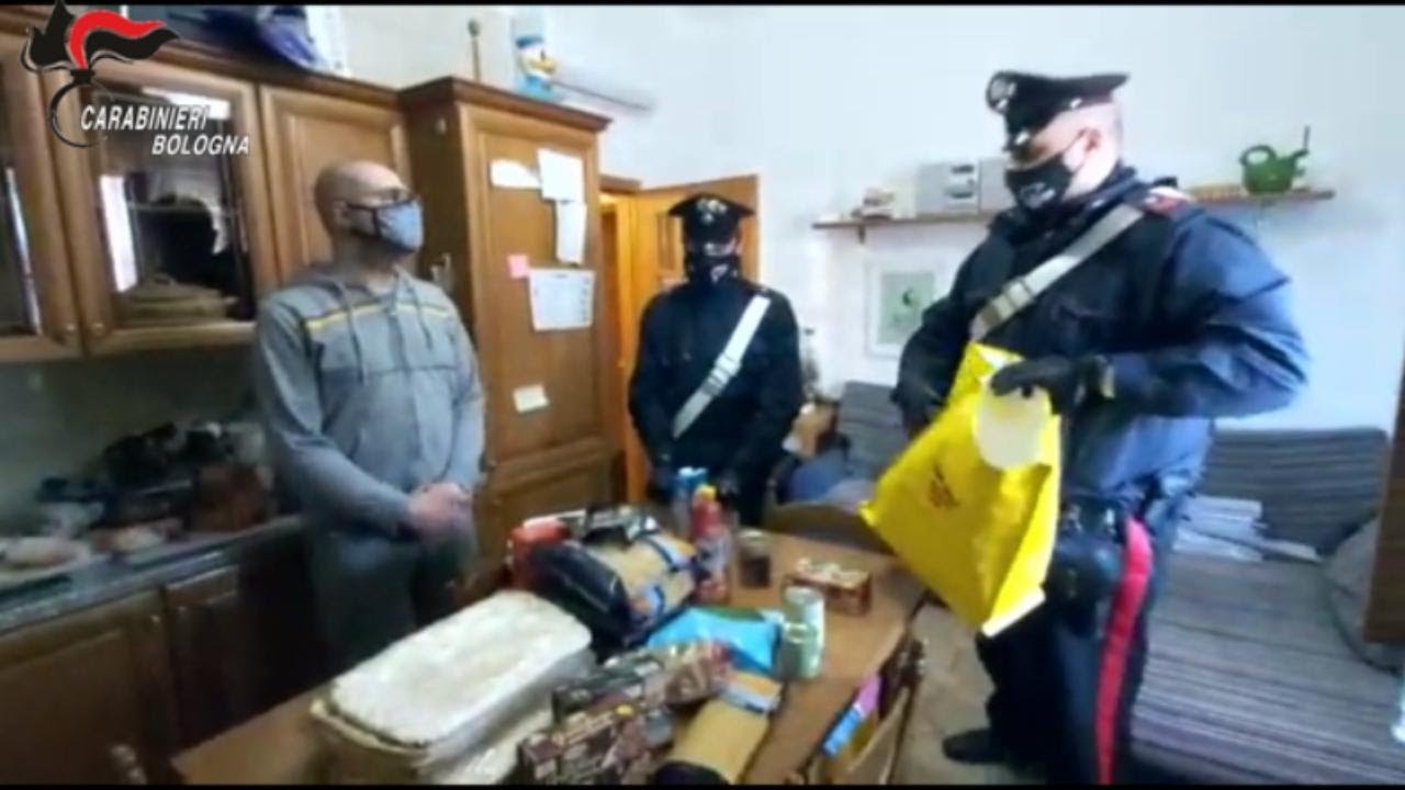Casalecchio, non riesce a trovare lavoro: i carabinieri gli donano la spesa