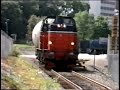 SJ loc T44 shunting in Stockholm in 1996 In juli 1996 was ik op vakantie in Zweden hebben we 2x de ASG terminal van Stockholm bezocht. Tijdens het eerste bezoek, kruiste een T44 met 2 bollenwagens met fluoride voor de COOP bakkerij de Västberga Allé. Tijdens het tweede bezoek zagen we de T44 320 rangeren met één bollenwagen over dezelfde overweg voor diezelfde bakkerij. In Juli 1996 I was on holiday in Sweden and visited the ASG terminal twice.
On the first visit we see a T44 with two wagons loaded with fluor for the COOP bakery in Västberga crossing the Västberga Allé. On the second visit I filmed the T44 320 shunting with a wagon for the same bakery on the same crossroad.