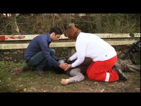 2012-04-26_Helm-abnehmen-nach-Motorradunfall.mp4