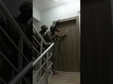 Aç kapıyı polis !