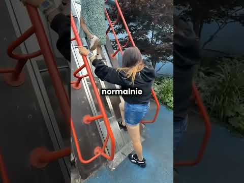 genialny sposób na wspinanie się po ruchomych schodach