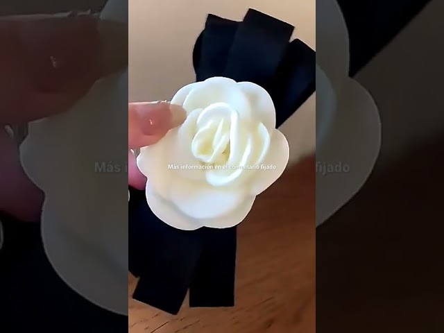 Vídeo relacionado con Broches de pelo grandes con diseño de rosa roja de 4.3 pulgadas para mujer, encantadoras flores para ropa, llama la atención con elegante clip de rosa para el pelo, broche de flores para ropa y clips