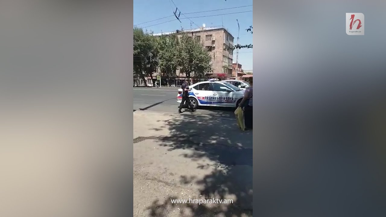 Պարեկները փողոցային առևտրի դեմ են պայքարում՝ բերման ենթարկելով ընտանիքին՝ անչափահաս երեխայի հետ