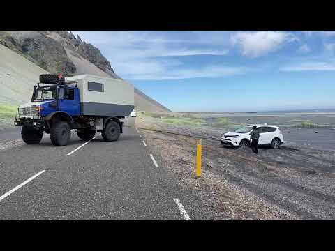 Unimog Wohnmobil Island Iceland 2021 Bergung E-Karre aus dem Sand