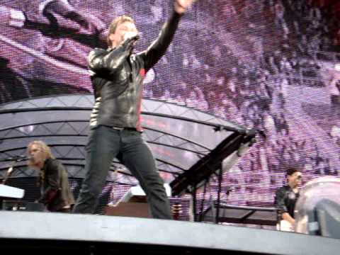 Bon Jovi, Helsinki, 17.6.2011 - Love's the only rule - from 2nd row DC