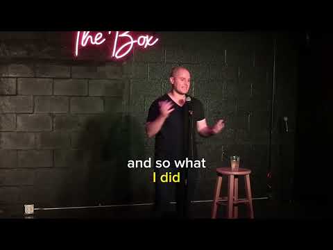 Comedian battles hecklers about going bald