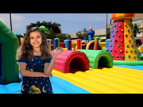 BRINCANDO EM UM CASTELO INFLÁVEL GIGANTE - O MAIOR DO MUNDO - MUITO INCRÍVEL!