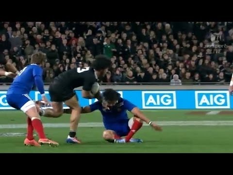 Rene Ranger knocks out Yoann Huget