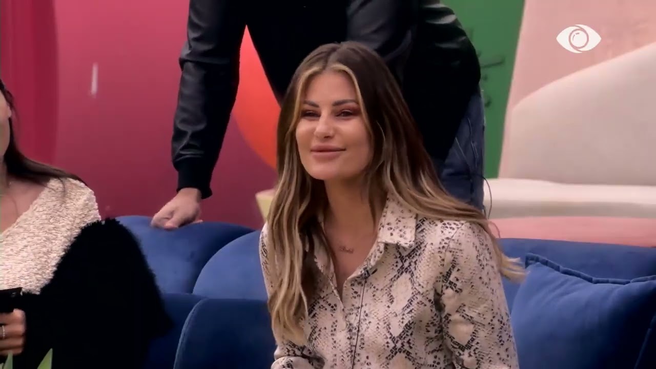 Vajzat lexojnë mesazhet e urimit nga Ledion Liço, për festën e 8 Marsit