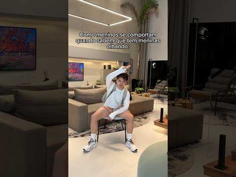 COMO MENINOS AGEM QUANDO TEM MENINAS OLHANDO 😂