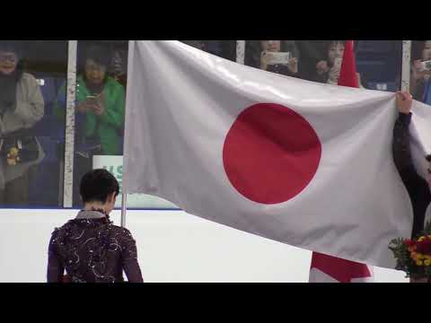 Keegan Messing holds Japanese flag for Yuzuru Hanyu - #ACI19
