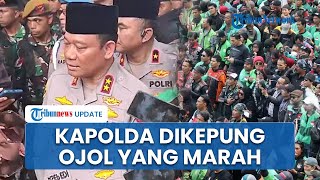 Momen Kapolda Metro Jaya Dikepung Massa Ojol, Diteriaki Mundur hingga Mobil Dilempari
