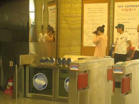 120528 Sungmin took pic and gave shirt for a fan, saying good bye