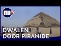 Toeristen dwalen door recent opengestelde piramides in Egypte | NU.nl