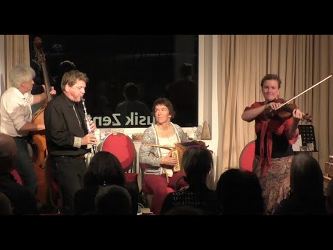 Roman fährt Automobil - gespielt von URTÖNIG am 2. April 2022 im Kulturzentrum Giesserei Winterthur