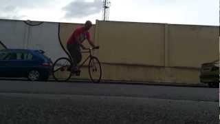 preview picture of video 'Fixie track stand without hands at Lugones, Asturias (2)'