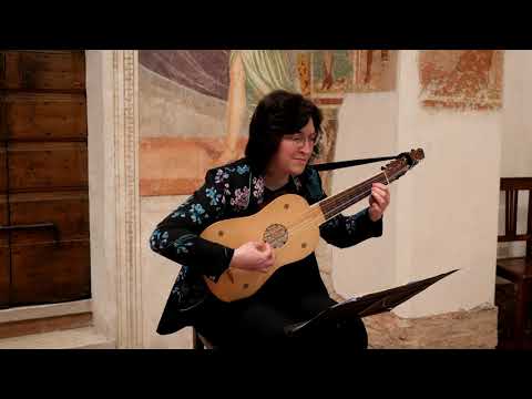 Evangelina Mascardi, suona  Mudarra, Cabezón, Borrono con la vihuela