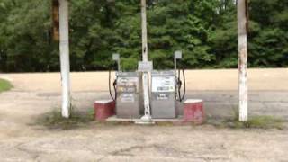 preview picture of video 'Roadside America : Abandoned gas station in MS'