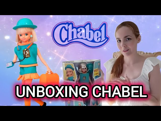 Vídeo relacionado con Chabel High School, Muñeca Reedición de 1989 con Uniforme Azul y Detalles Naranjas, Preparada para la Universidad con su Maletín Escolar y Walkman, Certificado y Número de Serie, Famosa (CHB00000)