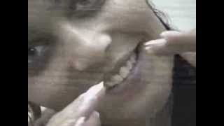 Renata Schmidt tomando banho