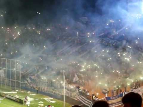 "Hinchada de Godoy Cruz ante Nacional (Colombia)" Barra: La Banda del Expreso • Club: Godoy Cruz • País: Argentina