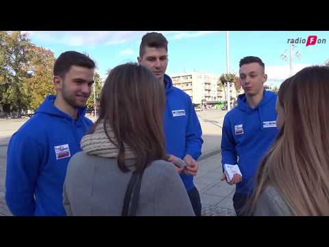 Norwid zaprasza na inaugurację! Siatkarze rozdawali bilety w alejach - VIDEO