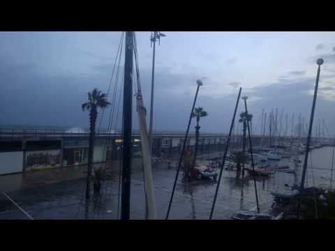 Las Olas de mas de diez metros pasando sobre el Port Olimpic de Barcelona