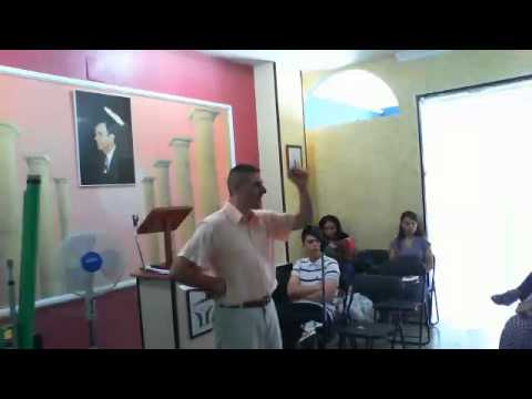 "ECCO IO STO ALLA PORTA E BUSSO ".