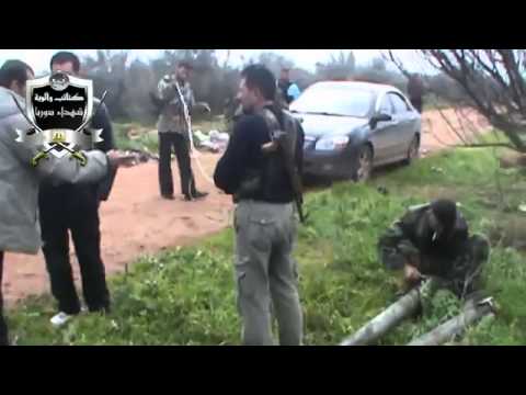 التجهيز صاروخ غراد من قبل عناصر كتائب شهداء سوريا في محافظة حماة