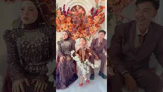 Download lagu Mom dancing gets laughed at by the bride and groom mp3