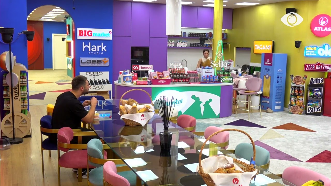 “Rri duke u puthur gjithë ditën…”/ Françeska ankohet për papastërtinë në shtëpi