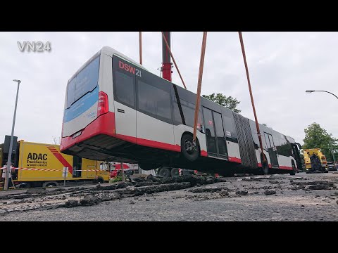 23.06.2021 - VN24 - Bus collapses into street after water pipe bursts