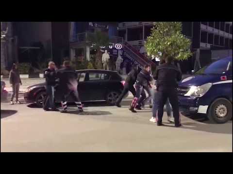 Sherr në Fier: Polici e një person tjetër godasin shoferin, tentojnë ta nxjerrin me dhunë nga makina