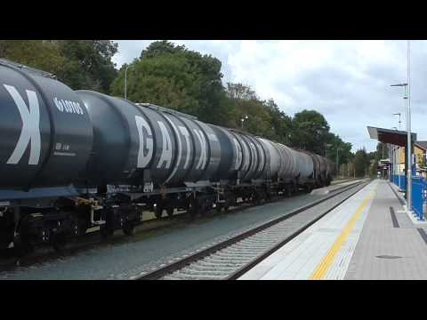 Bardotka 749.162 (IDS Cargo) v čele nákladního vlaku projíždí stanicí Třebíč - 28.7. 2015