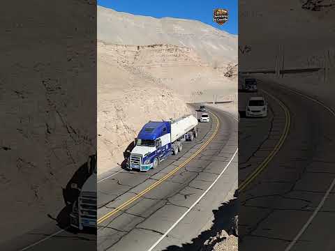 Espectacular saludo de los traileros Bolivianos,  llegando a Moquegua proveniente de Ilo 🇵🇪.