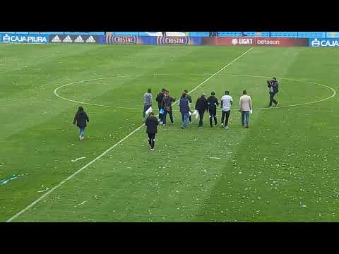 Jugadores Sub Campeones de Copa Libertadores 1997 reciben el saludo de los hinchas de Cristal