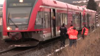 preview picture of video 'Twiste: Zug rammt Lkw, halbe Million Euro Schaden'