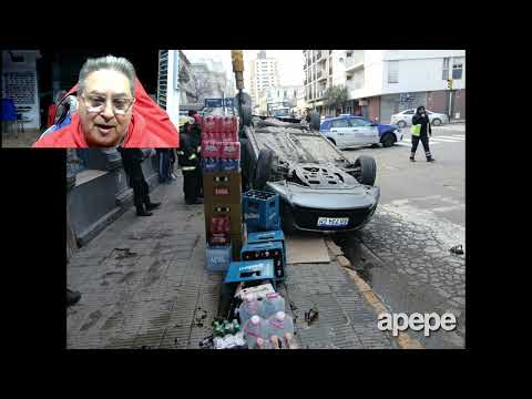 CHOCAN TRES VEHICULOS UNO TERMINO VOLCADO SOBRE LA VEREDA #accidente #mapuchitonoticias #bahiablanca