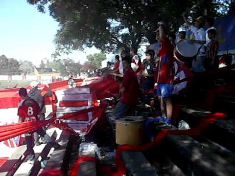 "Entrada de Central al gallinero" Barra: Los Imundos &bull; Club: Central Español