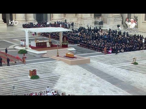 Prière du chapelet pour Benoît XVI, place Saint-Pierre