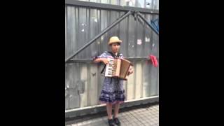 Üsküdar'a gider iken aldı da bir yağmur akordeon China