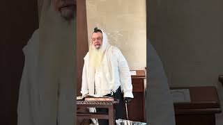 איפה ראוי להדליק יותר את נרות החנוכה? (הרב יגאל כהן) - התמונה מוצגת ישירות מתוך אתר האינטרנט יוטיוב. זכויות היוצרים בתמונה שייכות ליוצרה. קישור קרדיט למקור התוכן נמצא בתוך דף הסרטון