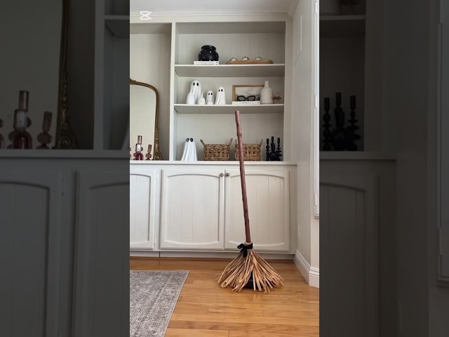 Vídeo relacionado con Huvqianu Witch Broom Decor, Floating Broom Light, 9.84x43.31in Motion Sensor Brooms, Spooky Sound Effects, Garden Halloween Decorations for Hallway, Yard, Fiesta, Entryway, Patio